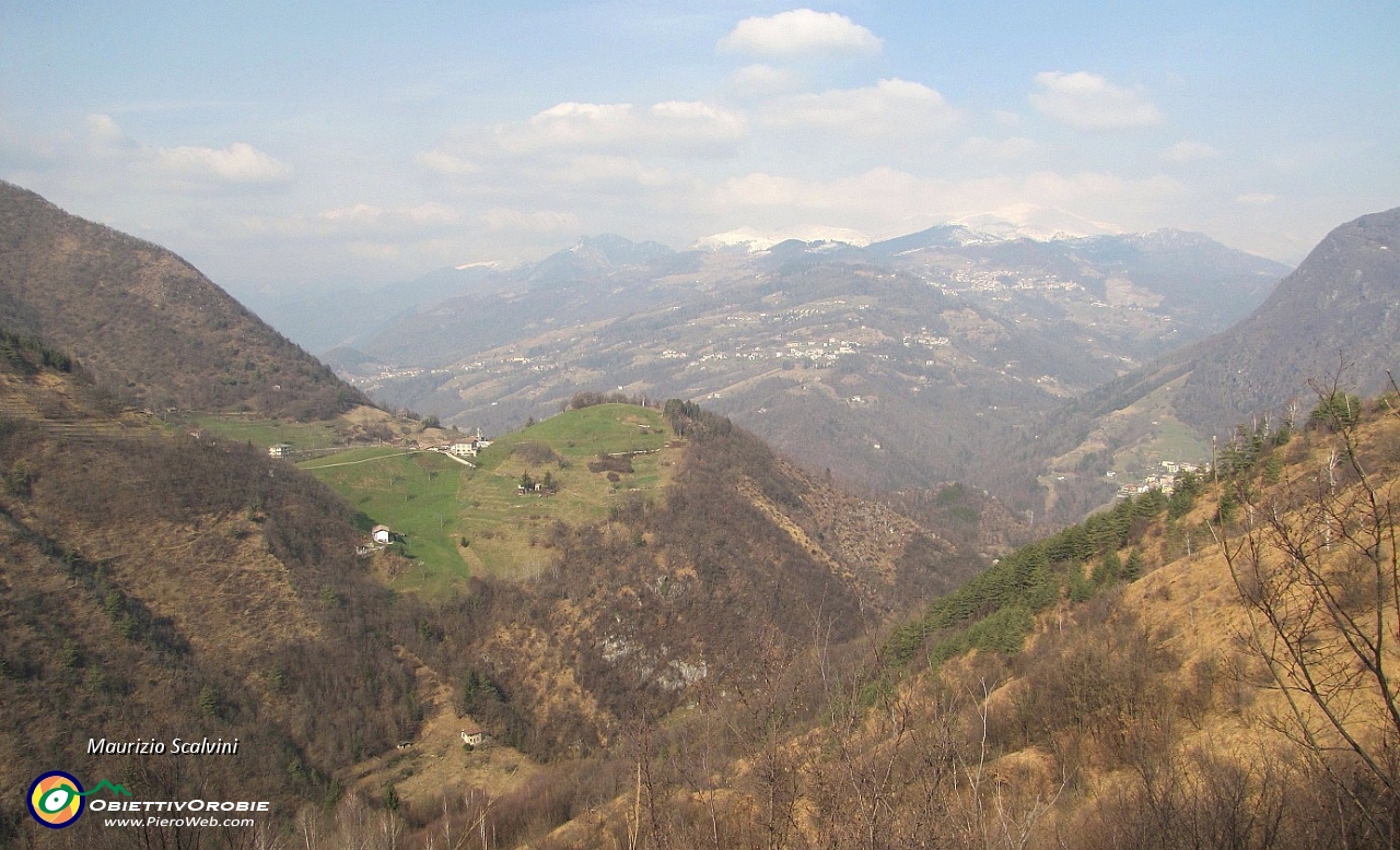 31 Scendendo dalla sterrata di Sussia, panorama verso la Valle Brembana....JPG